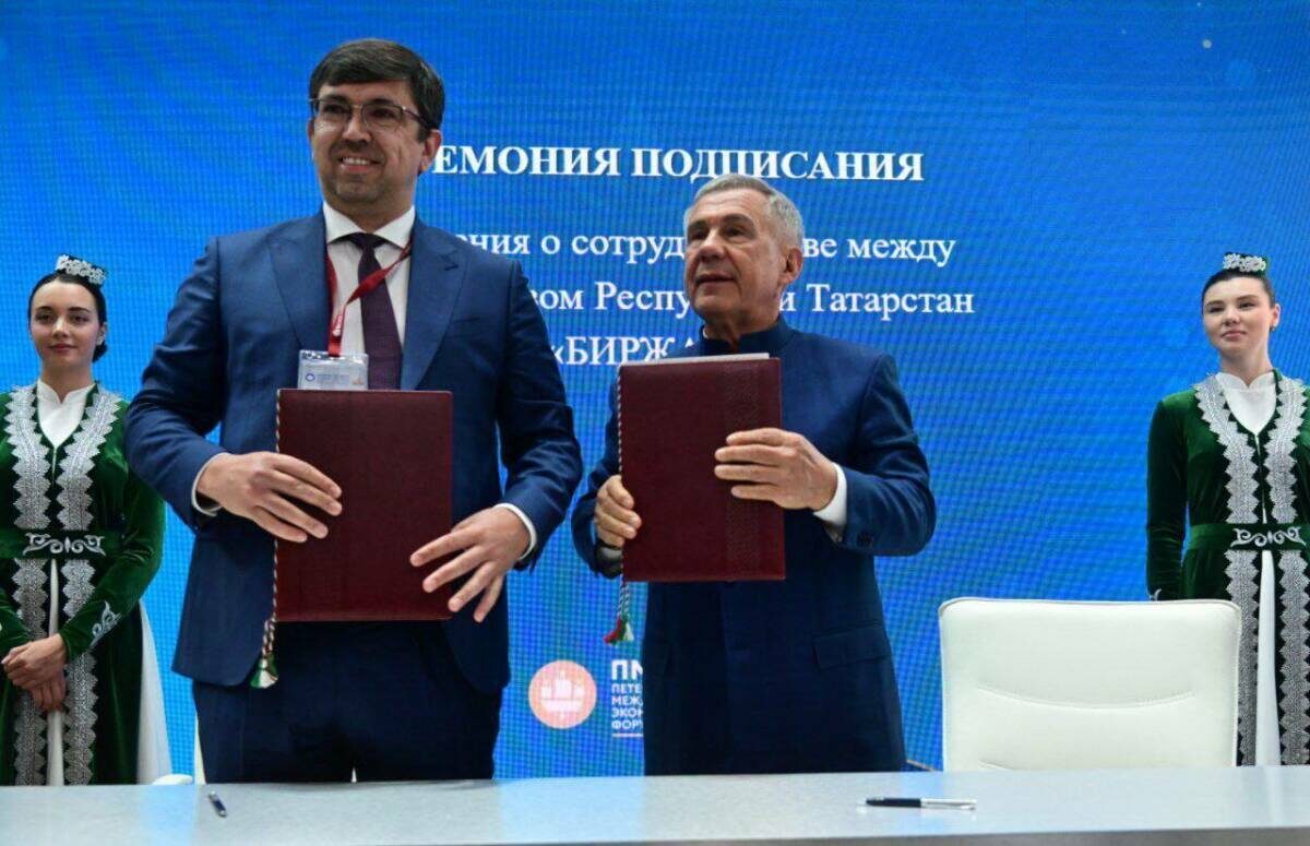 Рустам Минниханов и Виталий Хайрулин на ПМЭФ-2025 подписали соглашение о сотрудничестве между Правительством республики и акционерным обществомФото: пресс-служба Раиса РТ