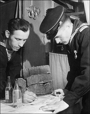 Неприятности с мороженым и другой едой на боевом корабле