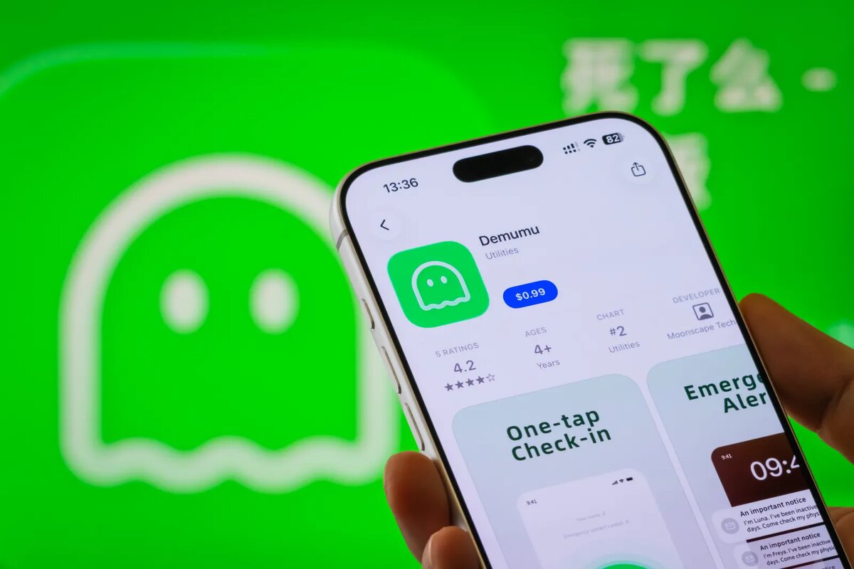 На этой фотоиллюстрации изображен iPhone от Apple, на котором отображается приложение Demumu в Apple App Store, а на заднем плане видна предыдущая версия на китайском языке — Si Le Me. Фотография сделана 13 января 2026 года в Чунцине, Китай | Cheng Xin/Getty.