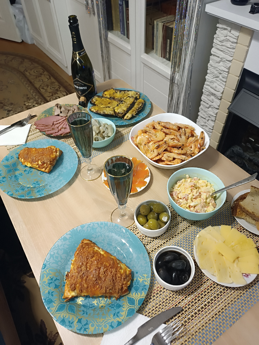 Скромный Старый Новый год. Кижуч запечённый в гриле с помидорами, луком, майонезом и сыром, кижуч  малосоленый, салат "Красное море", баклажаны с грибами и сыром, креветки, разное по-мелочи😊