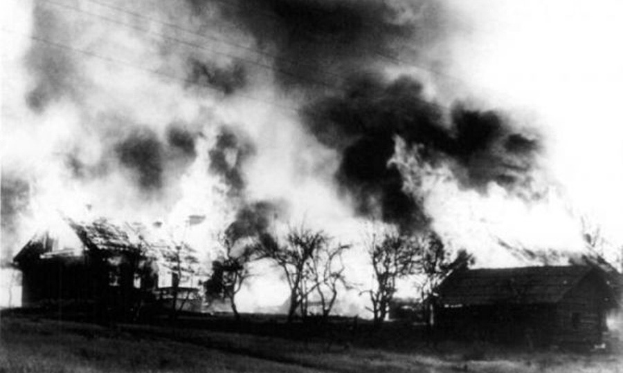 Они облили школу бензином и подожгли. Огонь пожирал всех - женщин, детей и даже грудных младенцев