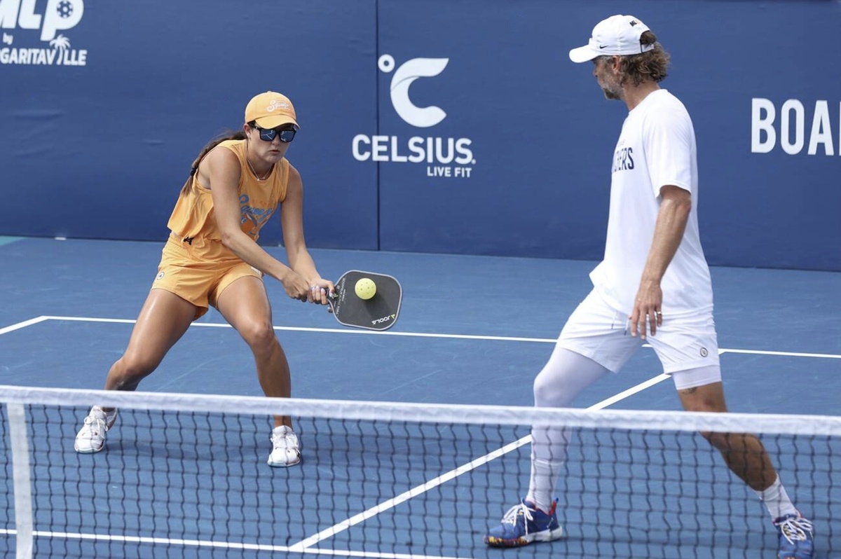 Исполнение двуручного бэкхенда. Момент контакта ракетки и мяча