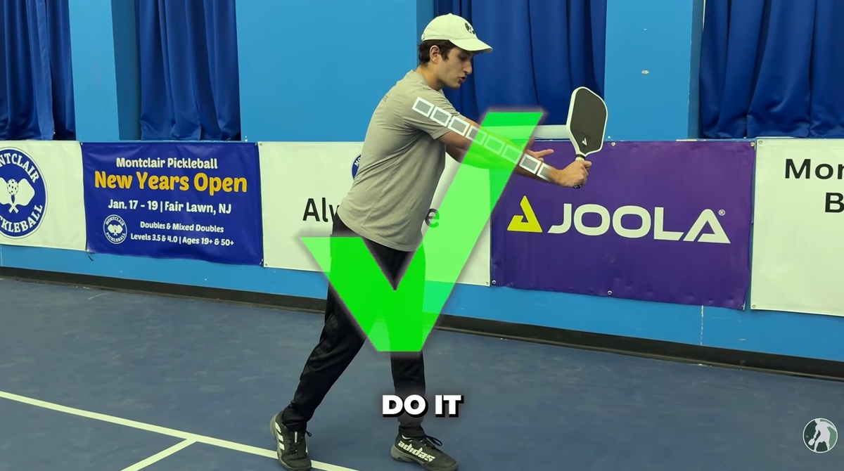 Источник: youtube-канал The Pickleball Clinic, видео The SECRETS to a One-Handed Backhand Drive!