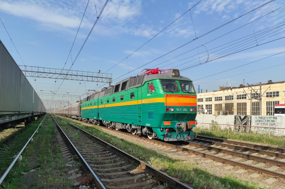 Зелёный ЧС7-262 с пассажирским поездом втиснулся в график между двумя Иволгами.
