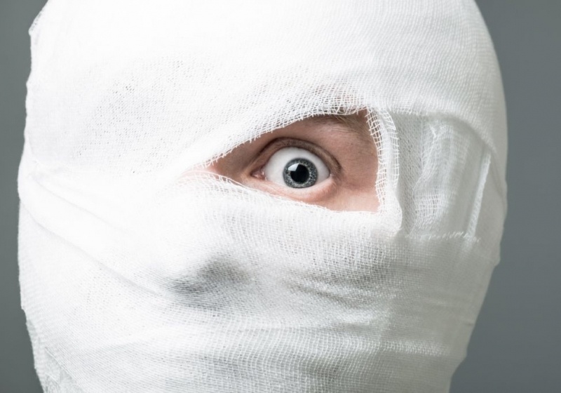 Давай сделаем ожоги не средней, а сильной тяжести. Замотаем бинтом все лицо…