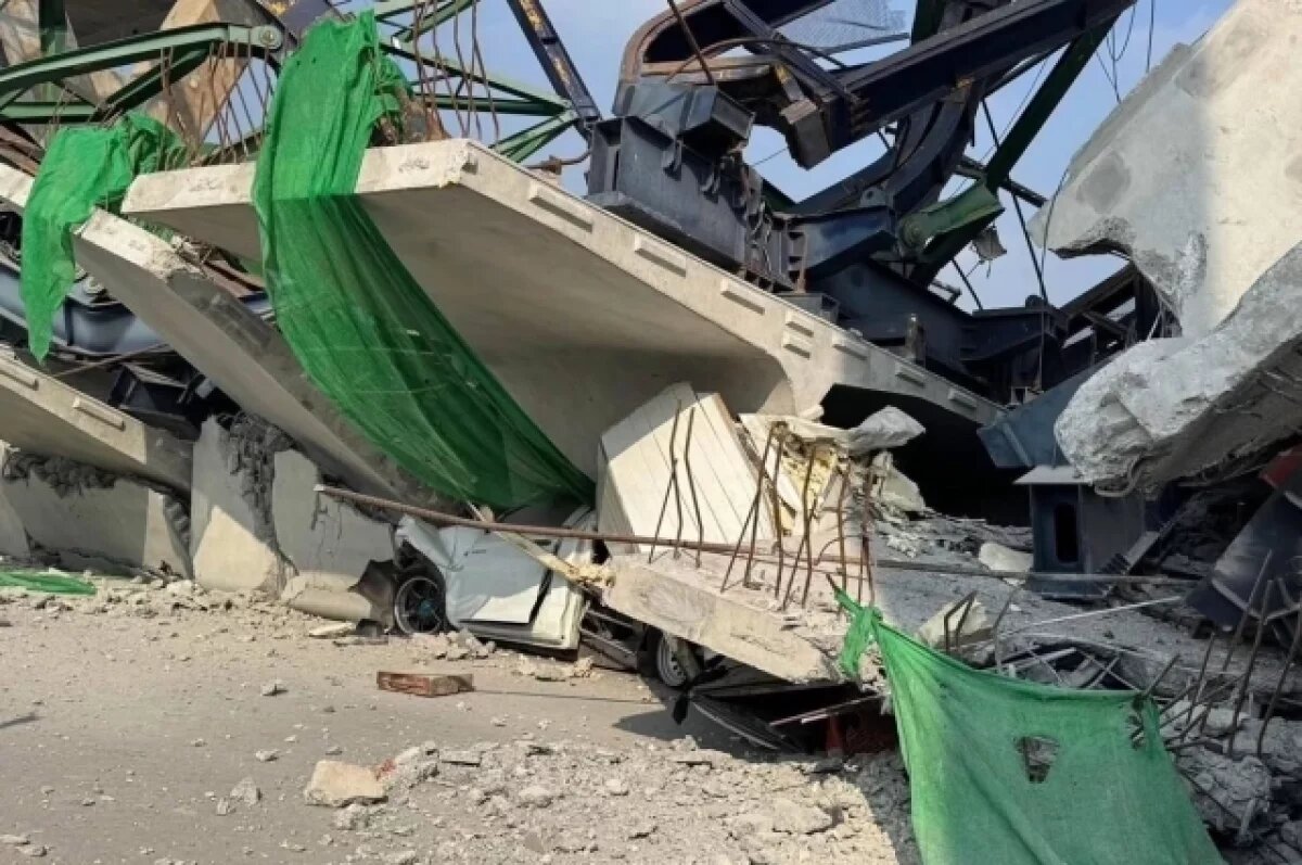    В Таиланде строительный кран упал на проезжающие машины, есть погибшие