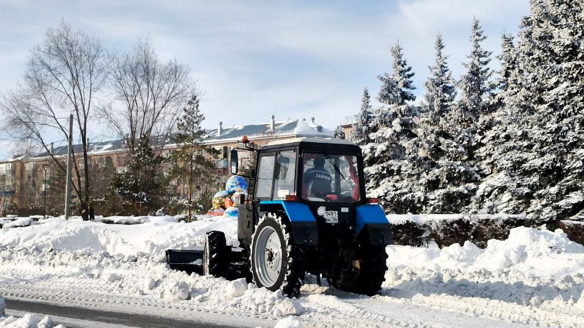     В Гае от снежных заносов расчищают проезжую часть. Фото: пресс-служба администрации Гайского округа.
