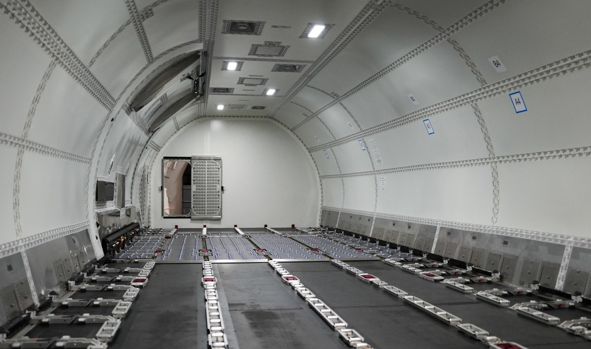    Передняя часть Boeing 737-800