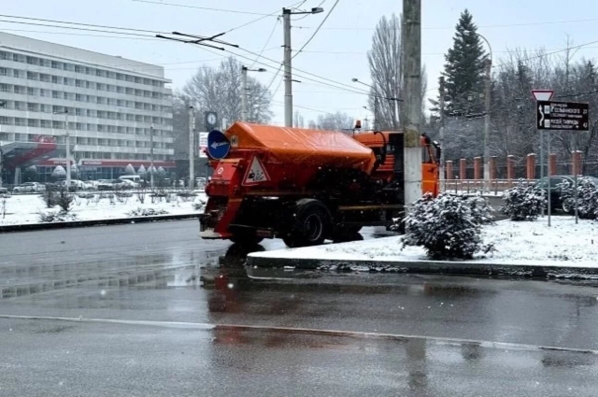    Около 450 дворников вышли на уборку снега в Симферополе