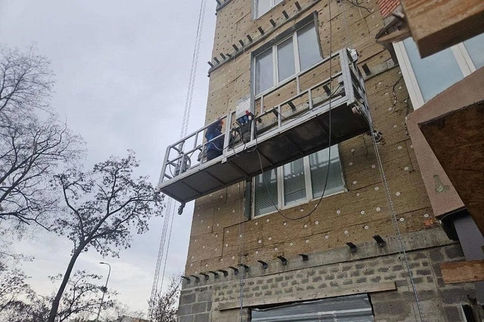    Строители из Чувашии ведут работы по восстановлению двух жилых домов в Мариуполе. Фото: АГО Мариуполь