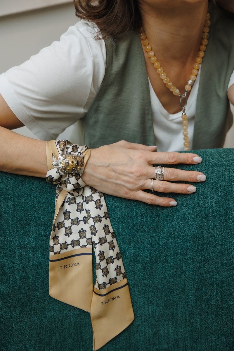 Бренд TRIORA, коллекция Африка: колье-трансформер из цитрина, дизайнерская брошь и шелковый шарфик Твилли