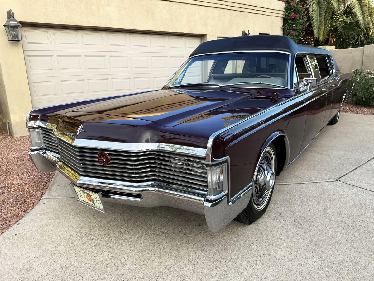 ©Bring a Trailer ©Lincoln