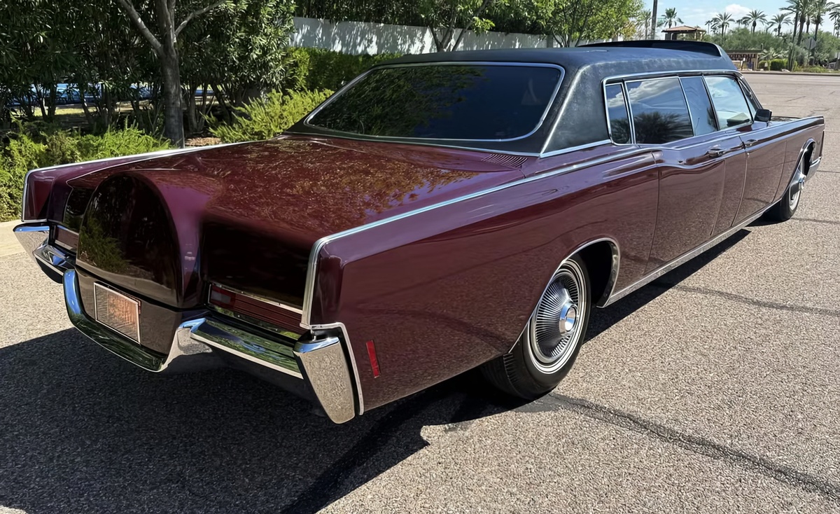 ©Bring a Trailer ©Lincoln