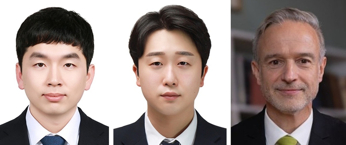 Доктор Ван Чжэ Мин (слева направо), Институт Макса Планка, Германия; доктор Пак Чжон Мин, Корейский институт материаловедения; проф. Дирк Рабе, Институт Макса Планка, Германия [Предоставлено Корейским институтом материаловедения]