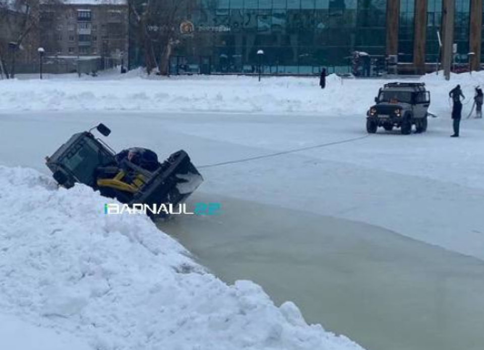   Мини-погрузчик, провалившийся под лед в "Изумрудном". Источник: Barnaul 22