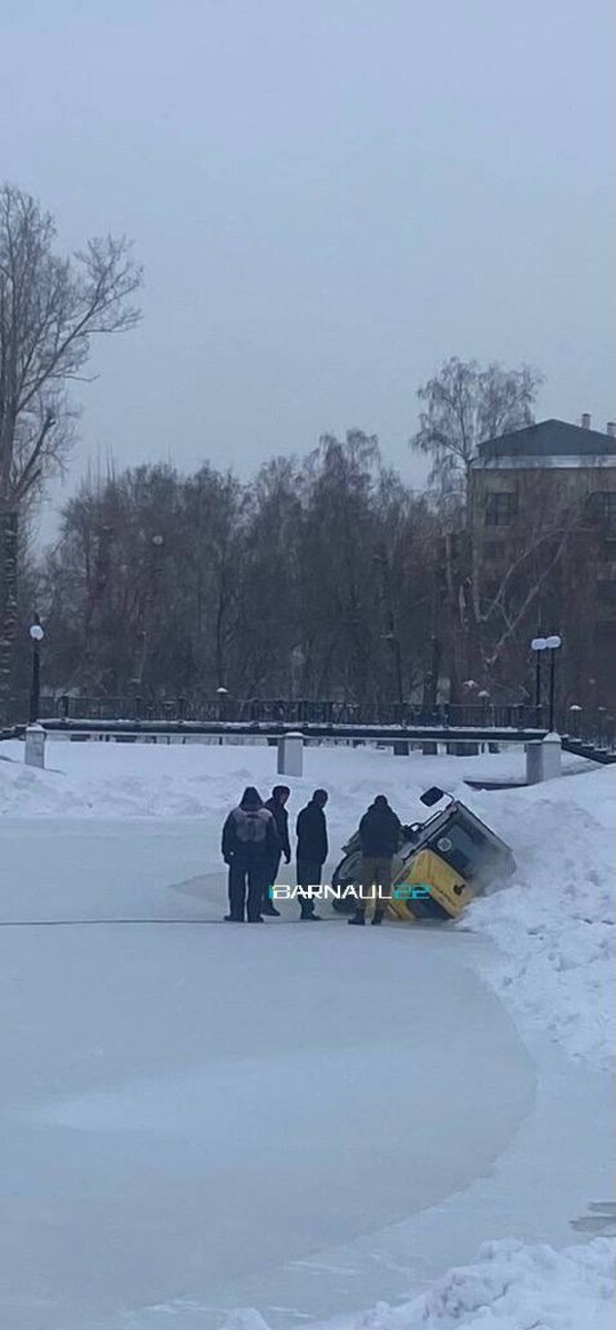    Мини-погрузчик, провалившийся под лед в "Изумрудном". Источник: Barnaul 22