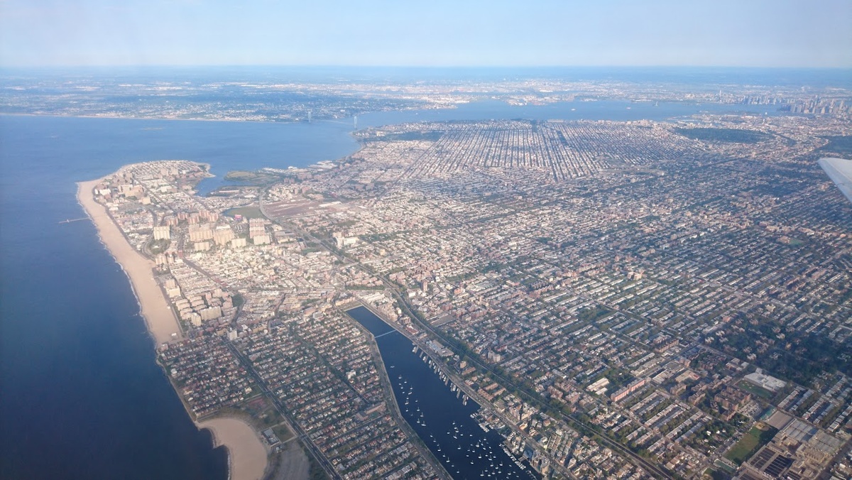 Кони-Айленд, Бруклин, Нью-Йорк. Вид под крылом самолета. Какой же он правильный сверху.