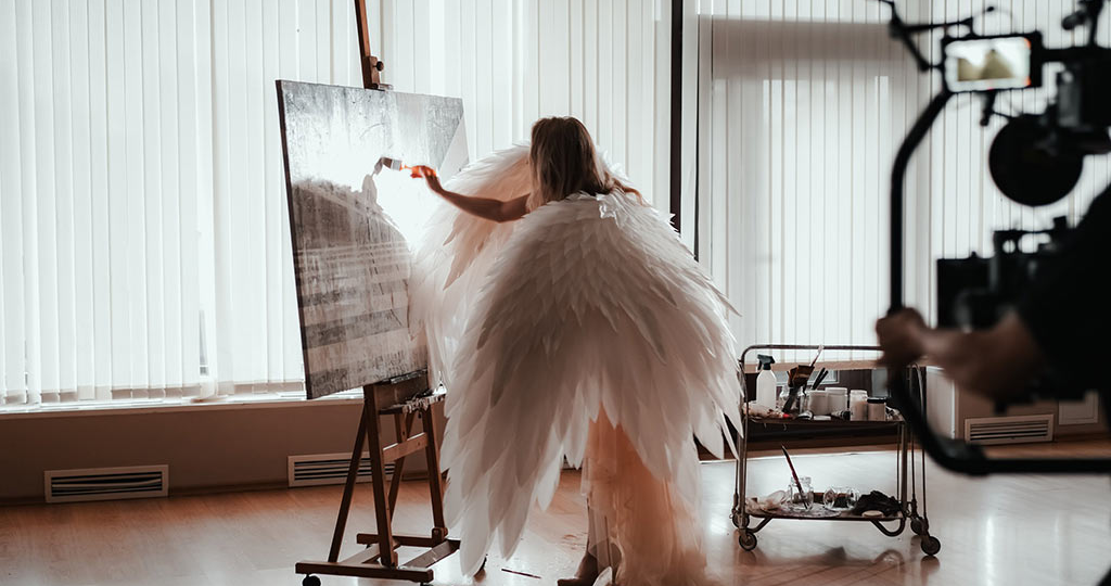 Свежий клип певицы и поэтессы Tova, работающей на стыке визуального искусства, поэзии и музыки.