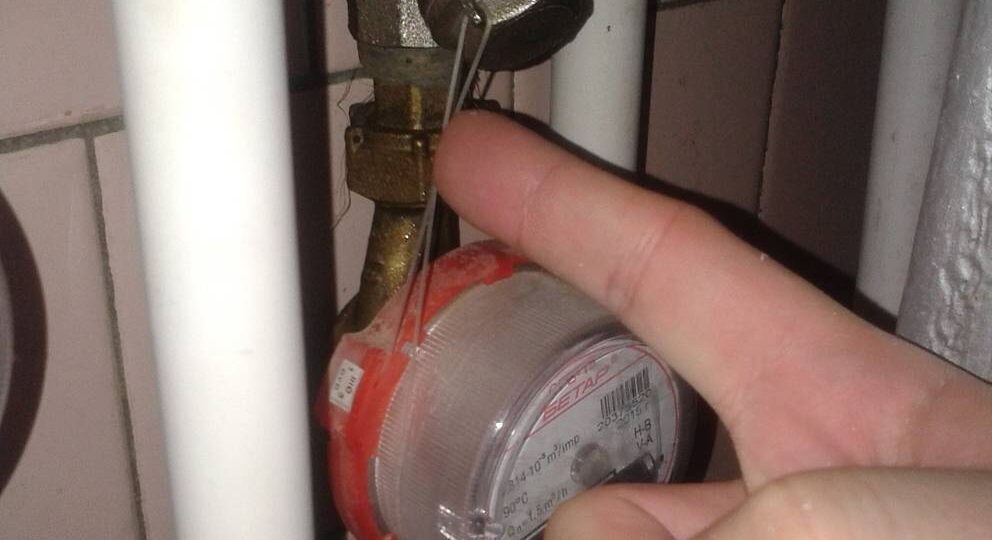 Если при поверке счетчика будет повреждена эта проволока - насчитают десятикратный коэффициент за весь прошлый период