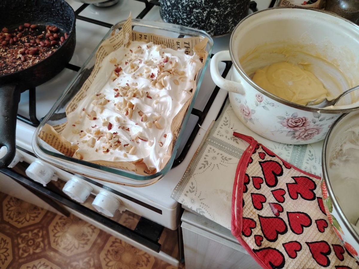 начала сегодня печь торт. Приспичило панимаишь...