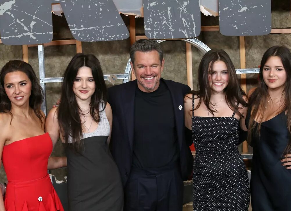    Мэтт Деймон вышел в свет со всеми тремя дочерьми