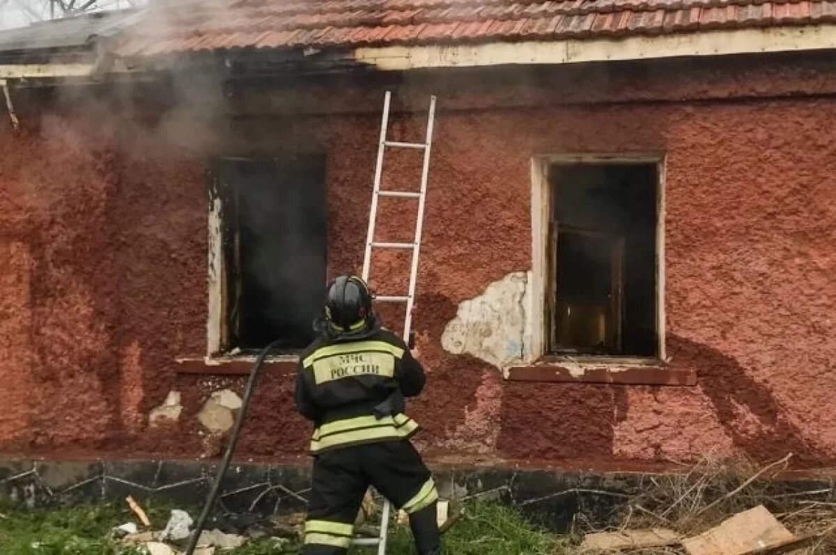    В Севастополе потушили пожар в «заброшке» на улице Пластунской