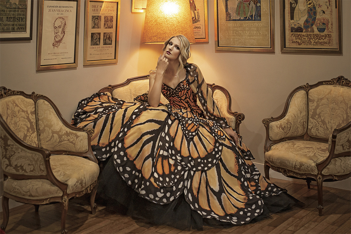 Платье барселонского дизайнера Бибиан Блу, очевидно вдохновлённое узорами крыльев Данаиды монарх. Бибиан создаёт множество удивительных готических нарядов, но бабочки в её творчестве, кажется, занимают особое место. Фото с портала bibianblue.com