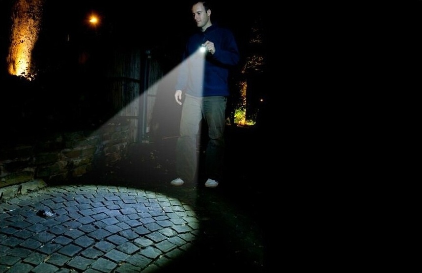 Фонарик не появляется и не  начинает работать сам собой