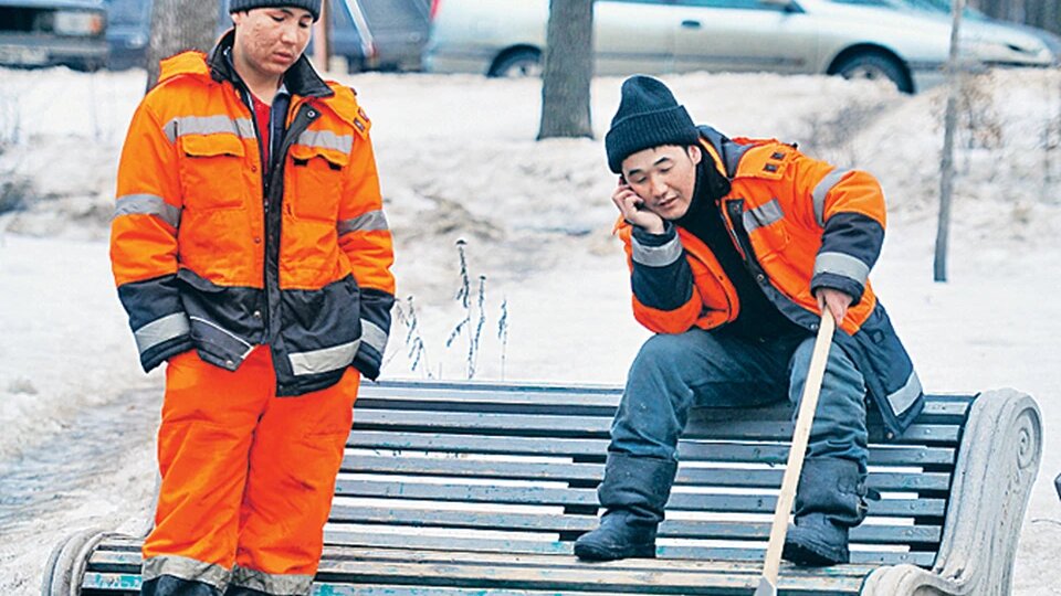 Снегопад показал истину: мигранты ждут трактор, а горожане берутся за лопаты