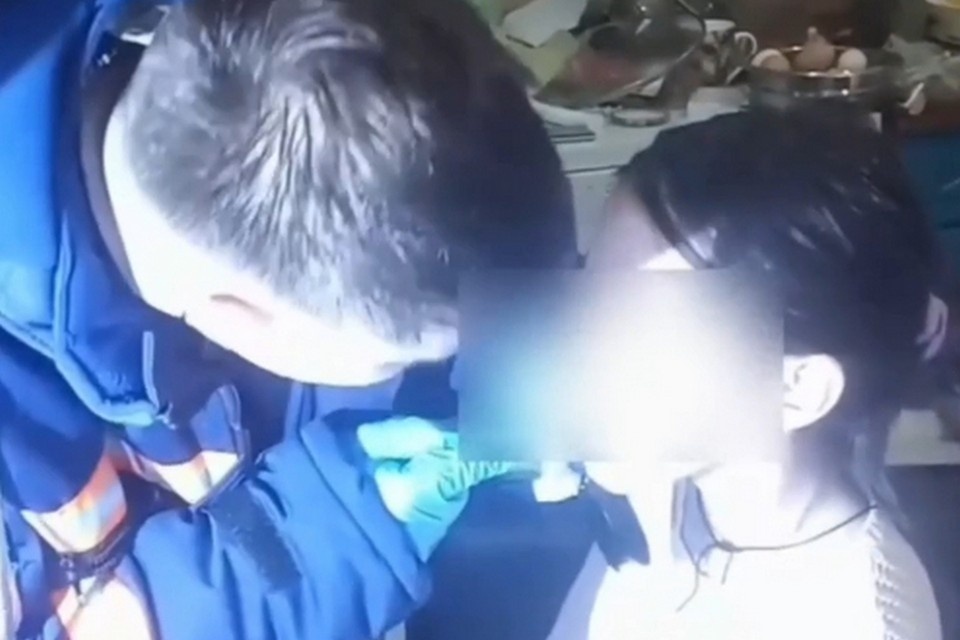 Спасатели спасают девочку. фото: яндекс.