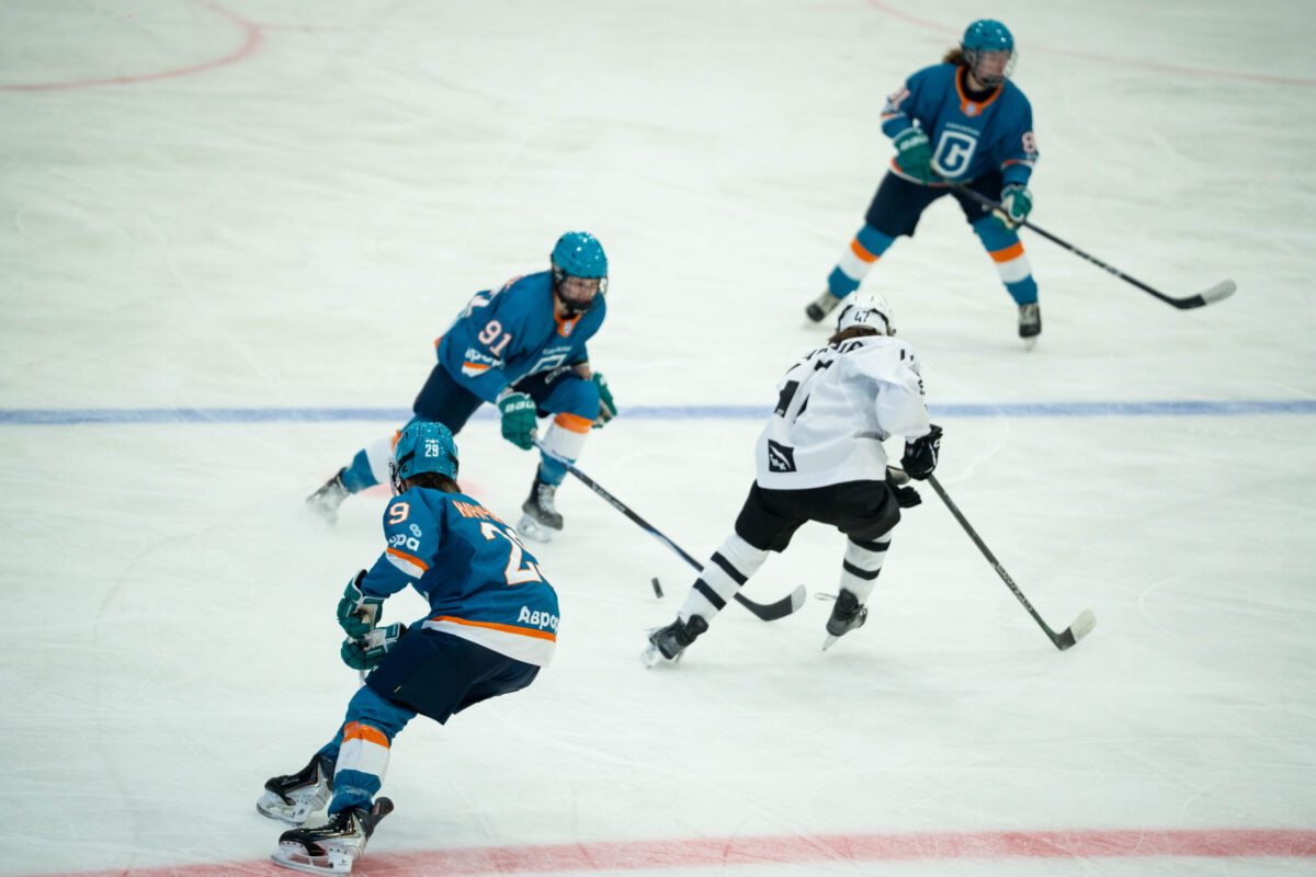 ЖХК «Сахалин» и «Белые медведицы» / Фото: пресс-служба ЖХК «Сахалин»