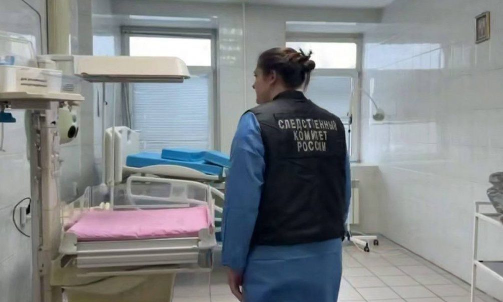    Следователи работают в роддоме Новокузнецка. Фото СК РФ