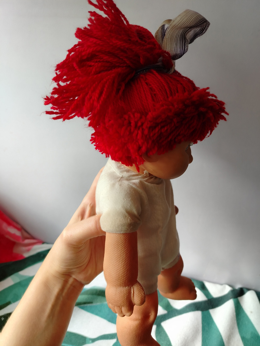 Волосы пршиты только по краям и собраны в хвост