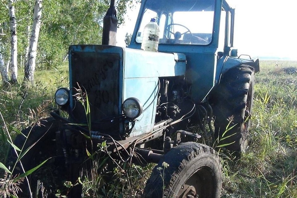    У мужчины забрали бензопилу и наложили арест на трактор. Фото: пресс-служба прокуратуры по Новосибирской области.