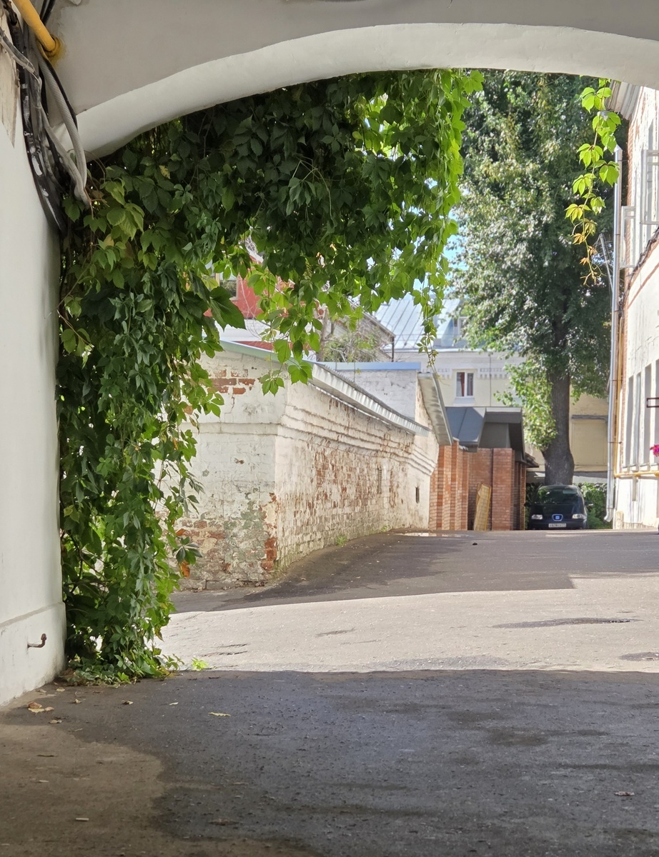 Через арку входим во двор дома Ярошенко