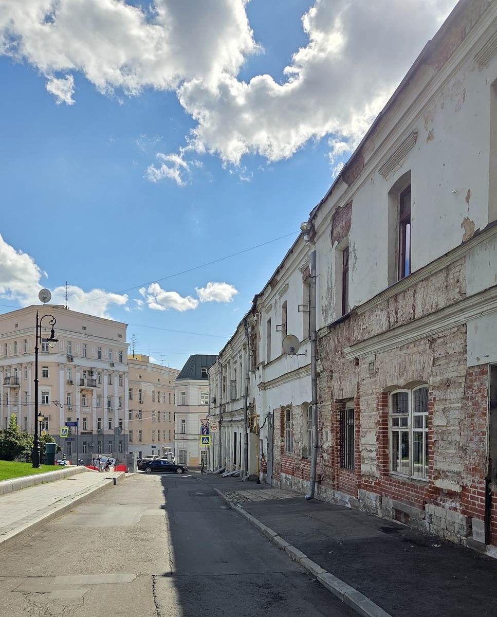 Подколокольный переулок, 11/11/1с2 - Доходный дом Е.П. Ярошенко 1880-е годов. Во дворе находится ядро владения — двухэтажные каменные палаты XVII века