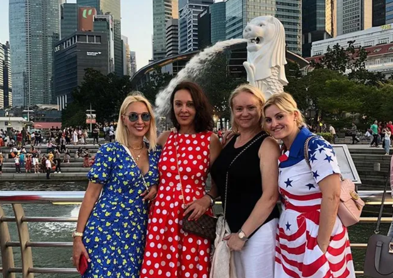 Лера Кудрявцева с подругами в Сингапуре