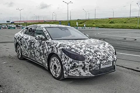 В Новосибирске представили первый отечественный электрокар «Монарх» с ИИ.