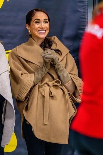 Меган Маркл, герцогиня Сассекская, посещает заключительный день мероприятия One Year to Go перед Играми непобеждённых в Ванкувере и Уистлере в 2025 году и играет в кёрлинг в Ванкуверском кёрлинг-клубе. Фото DPPA/Sipa USA