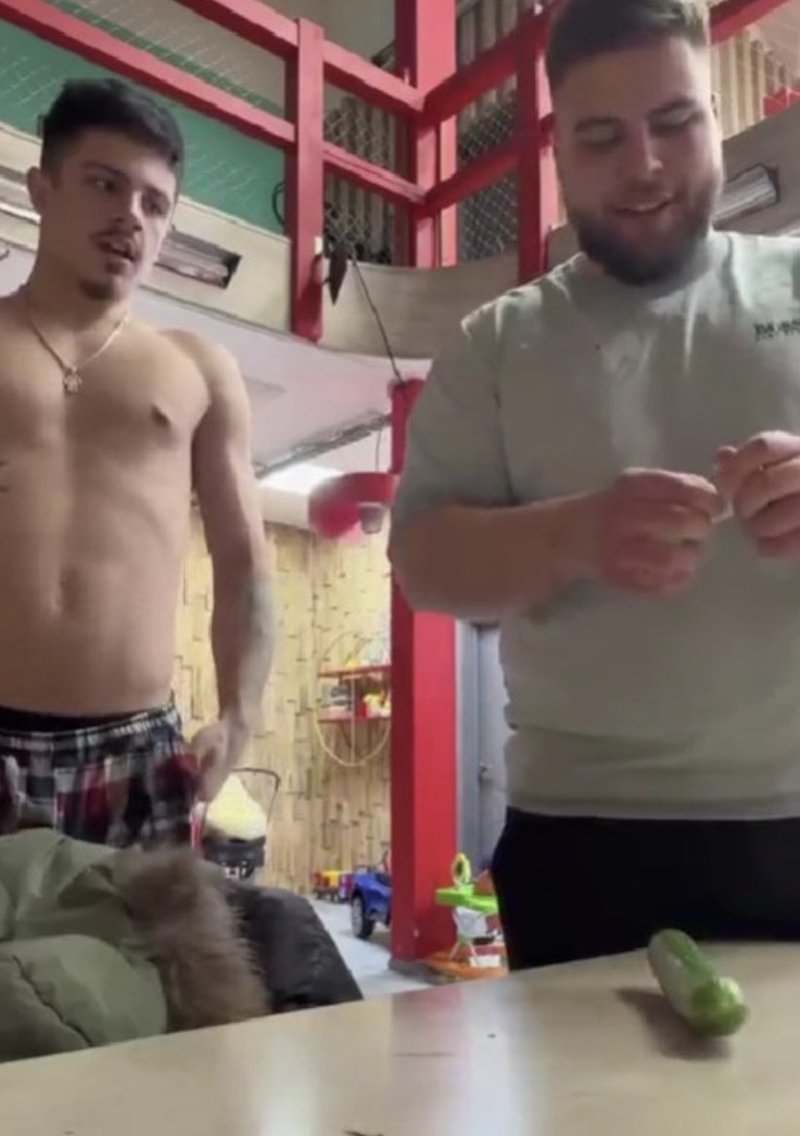 Смеялись вдвоём, а неловко стало всем