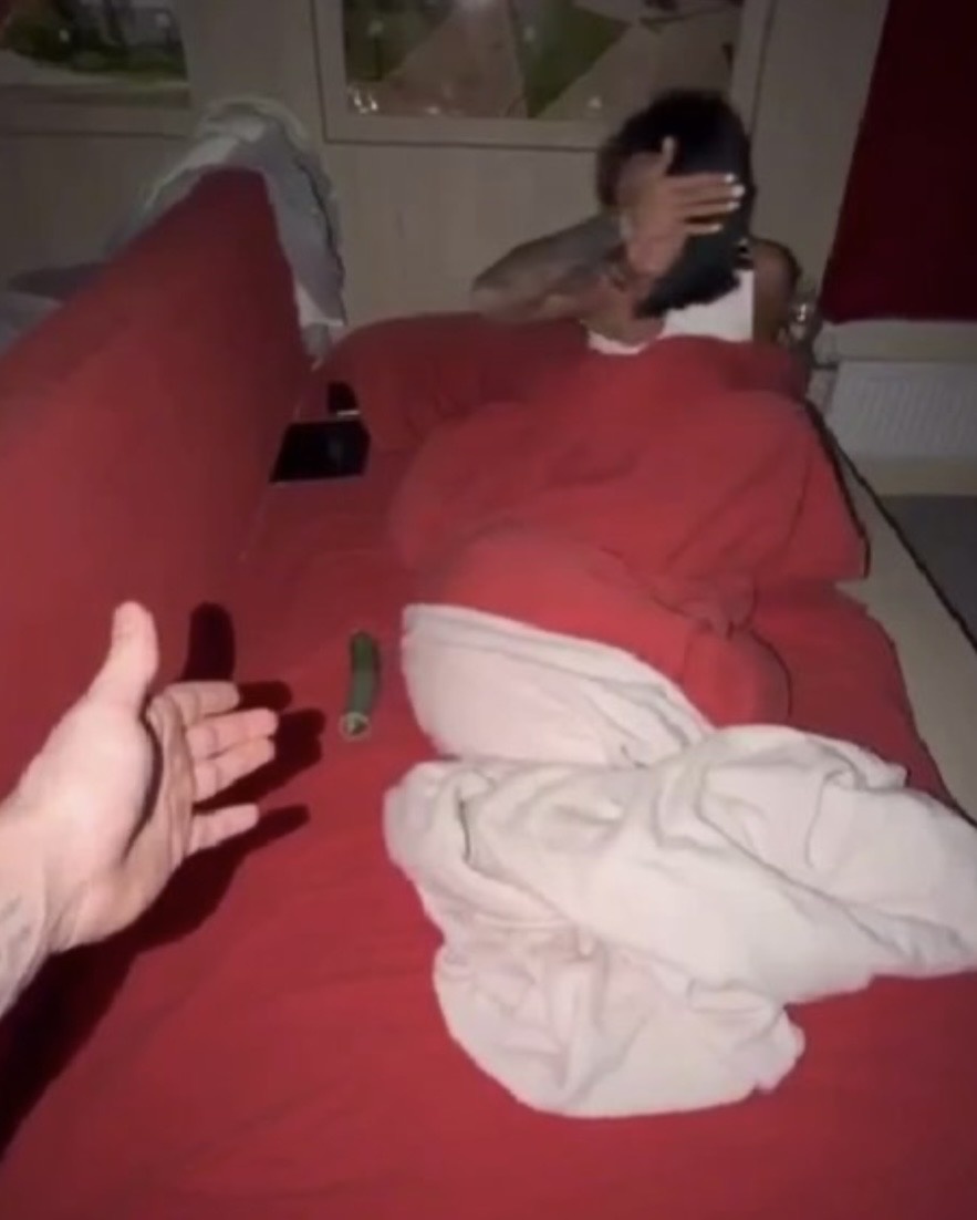 Огурец на кровати — юмор или знак полного непонимания?