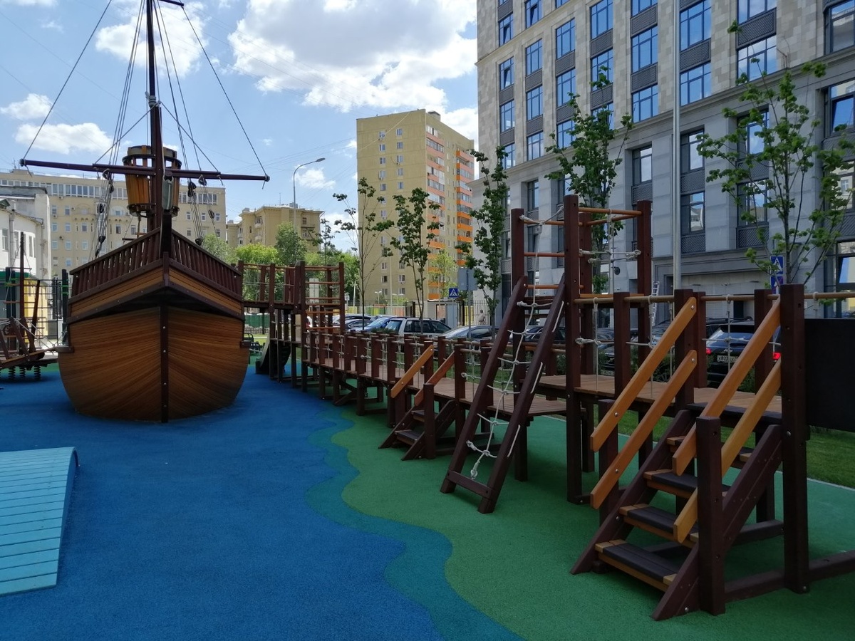 
Если вокруг здания не благоустроена территория, в переводе апартаментов в жилое помещение могут отказать. Фото: Мир Квартир