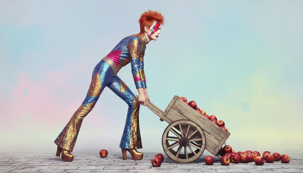 to upset the apple cart — означает «перевернуть всё с ног на голову», нарушить устоявшийся порядок, сломать работающую систему. Если дословно: перевернуть тележку с яблоками