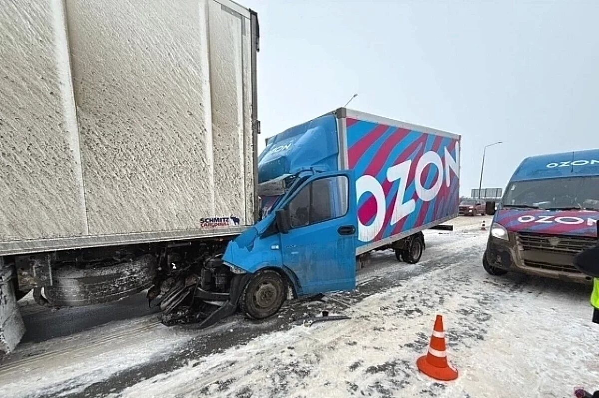    Фургон маркетплейса въехал в грузовик под Волгоградом