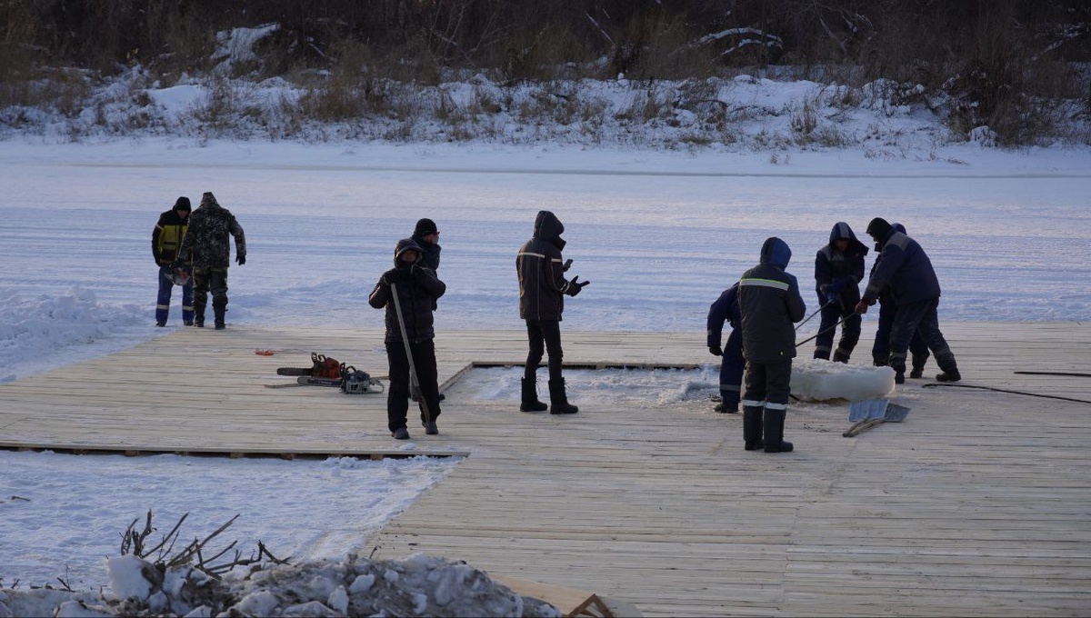    Две проруби и ледяной крест: В Оренбурге готовятся к Крещению