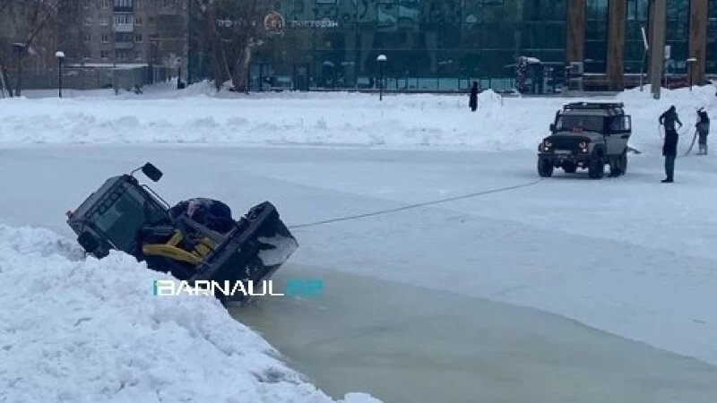     Трактор провалился под лед в «Изумрудном» парке. Barnaul 22