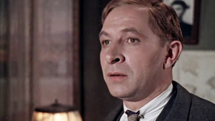 «Я стоял и плакал, мне было 16 лет»: как актёр Евгений Лебедев всю жизнь скрывал правду о родителях и почему отдал сестру в детский дом