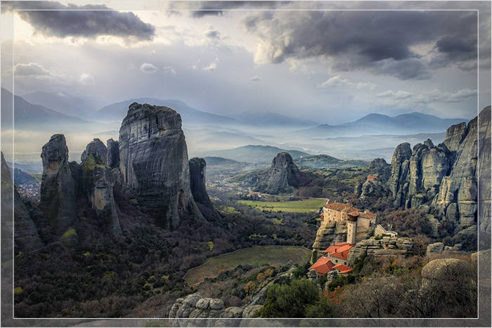 Вид вниз на долину Метеоры, регион, где находится пещера Теопетра.
