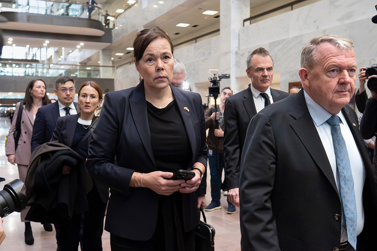   Министр иностранных дел Гренландии Вивиан Мотцфельдт, посол Дании в США Йеспер Мёллер Сёренсен и министр иностранных дел Дании Ларс Лёкке Расмуссен прибыли на Капитолий для встречи с сенаторами из Арктического комитета в Вашингтоне 
J. Scott Applewhite / AP