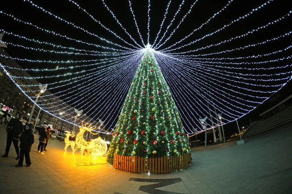    В Мариуполе сообщили, что главную елку города не будут убирать до 19 января Александр ИВАНОВ